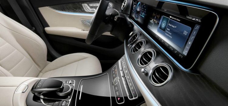 MERCEDES E avec Remote Control…et la voiture devient très autonome